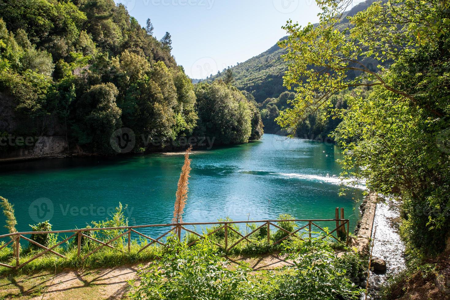 rio caracterizado por água azul foto