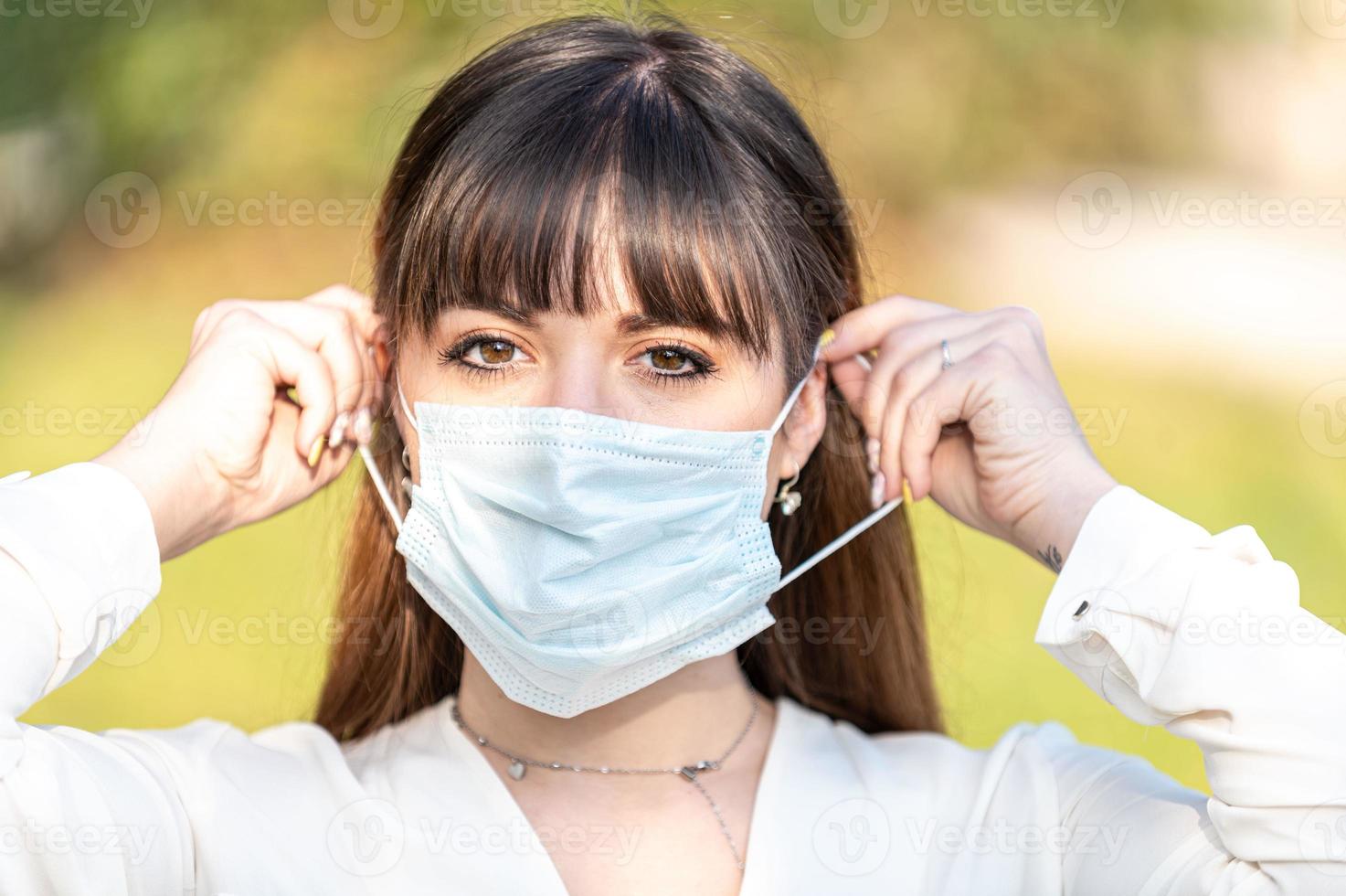 garota usando máscara médica causa cobiçado 19 foto