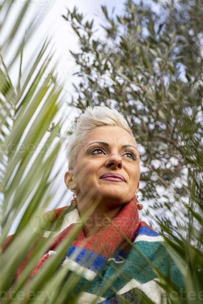 retrato de menina loira de cabelo curto entre a natureza foto