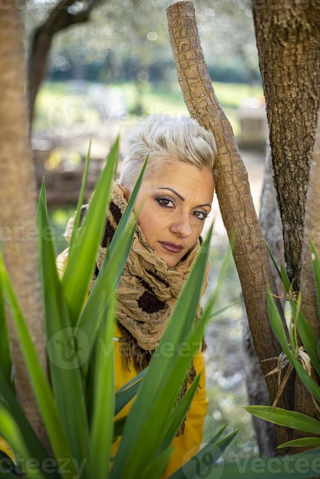 retrato de menina loira de cabelo curto entre a natureza foto