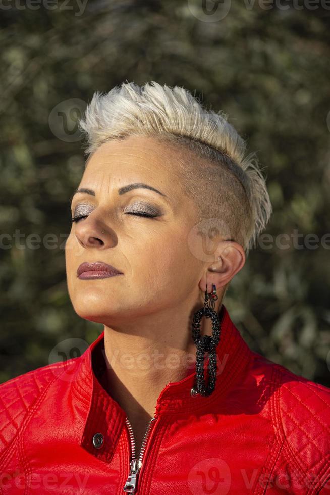 retrato de menina loira de cabelo curto entre a natureza foto