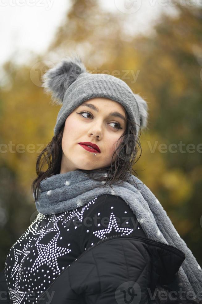 menina morena com roupas de inverno localização na montanha foto