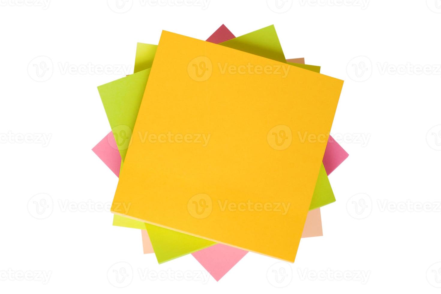 vista superior de papéis de nota adesiva coloridos isolados no branco foto