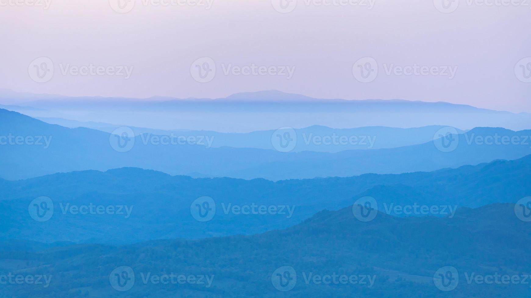 montanhas de cozia antes do nascer do sol foto