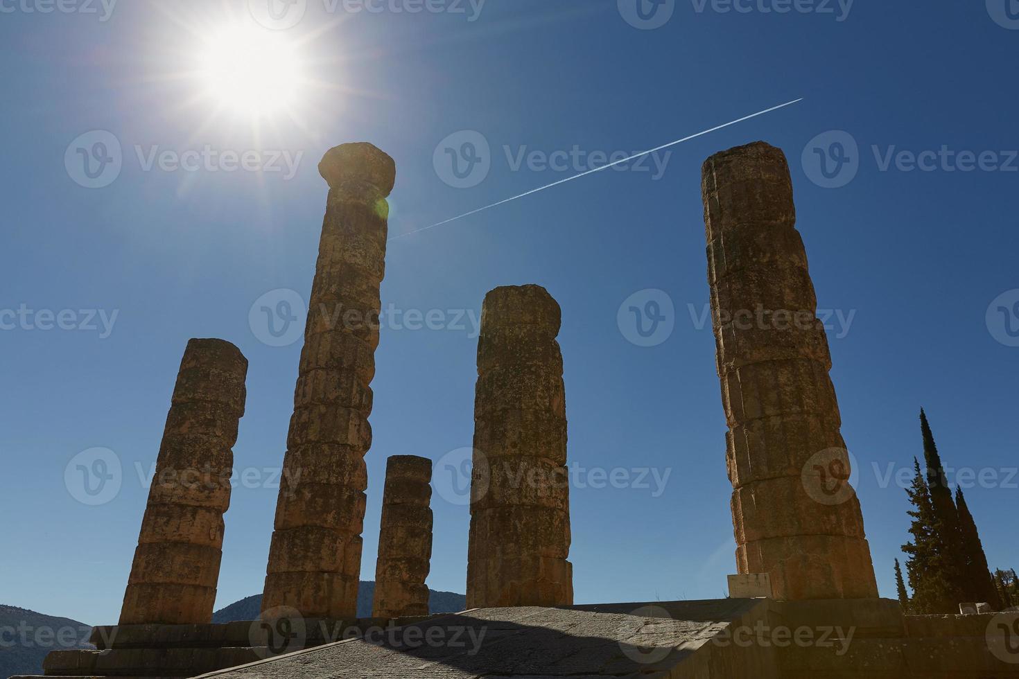 vista de baixo ângulo do templo de apolo em delphi, grécia foto