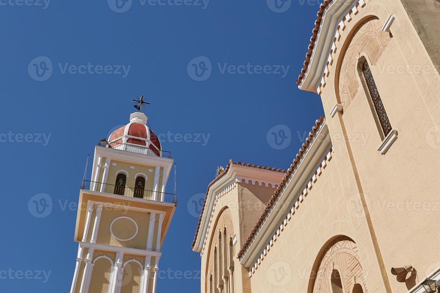 vista da prefeitura e da igreja de São Dionísio, ilha de Zakynthos, Grécia foto