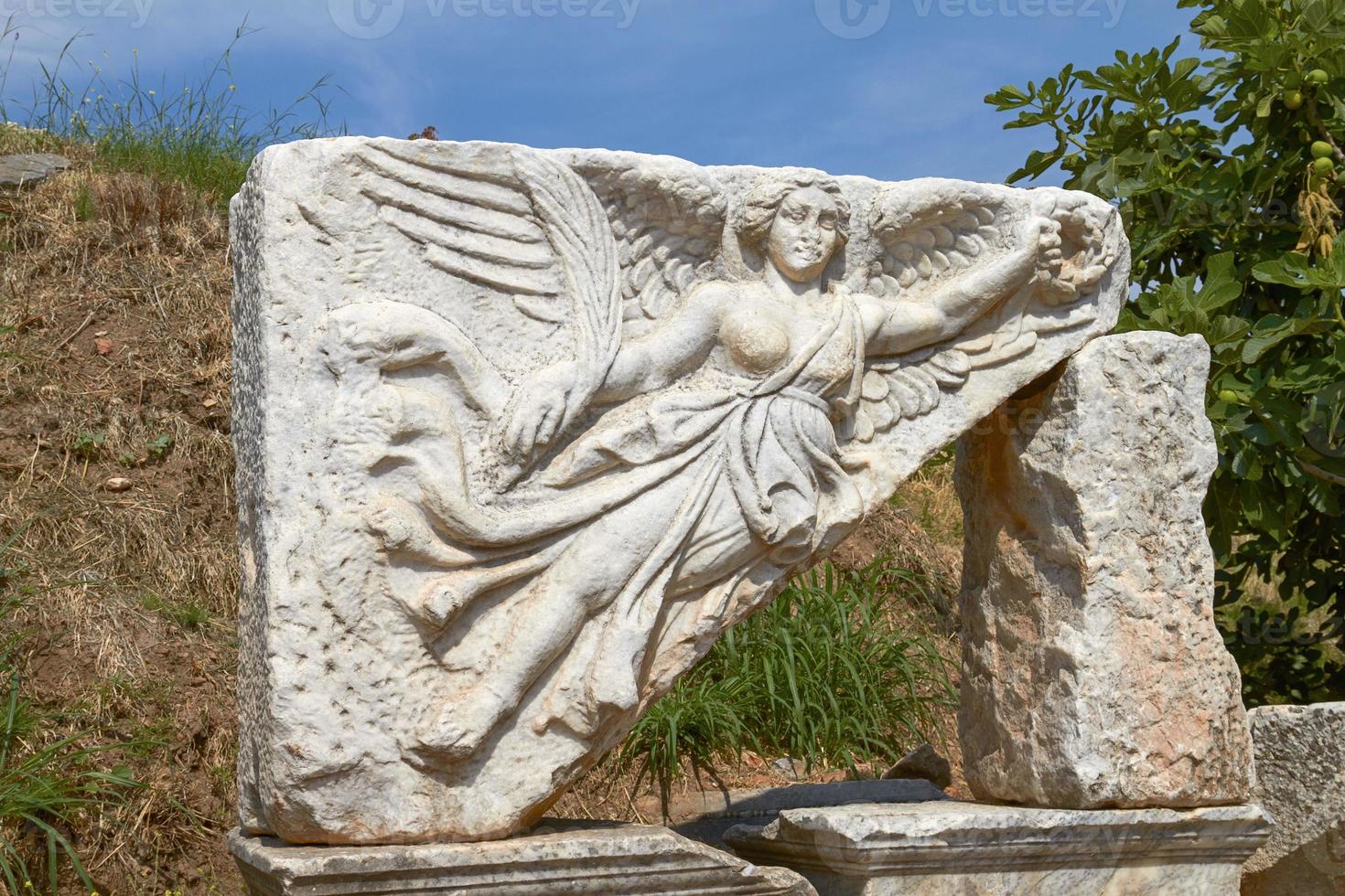 escultura em pedra da deusa nike na antiga Éfeso, Turquia foto
