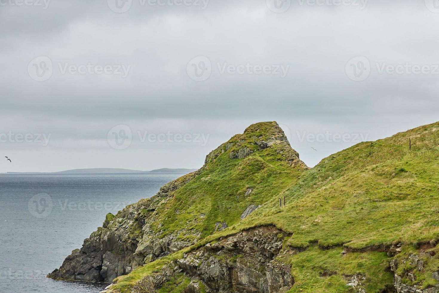 vista costeira em lerwick, ilhas shetland, escócia foto