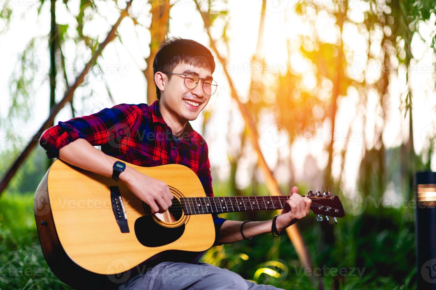 homem com guitarra do lado de fora foto