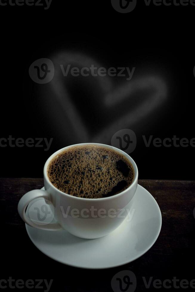 copo do café com coração forma fumaça em velho de madeira mesa foto