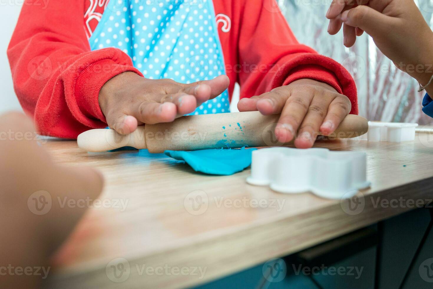 crianças mãos e simulação cozinhando brinquedos dentro a cozinha contador foto