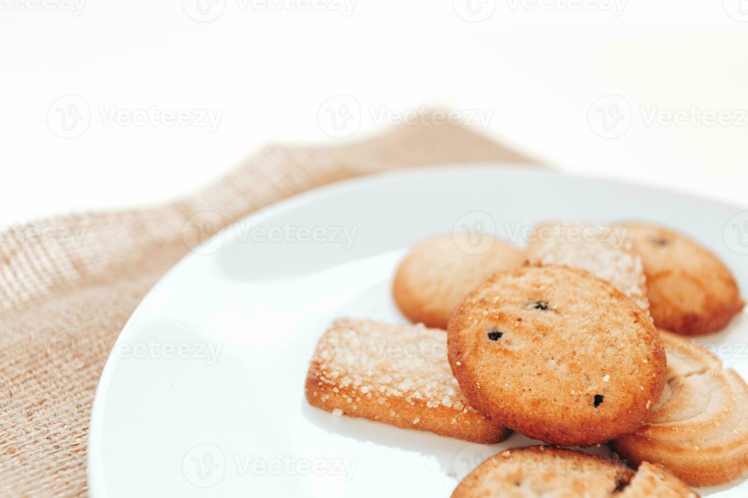 manteiga biscoitos dentro uma branco prato em uma branco fundo. foto