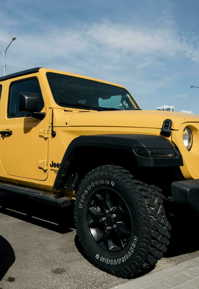 Minsk, bielorrússia, Julho 2023 - amarelo jipe wrangler 4x4 suv foto