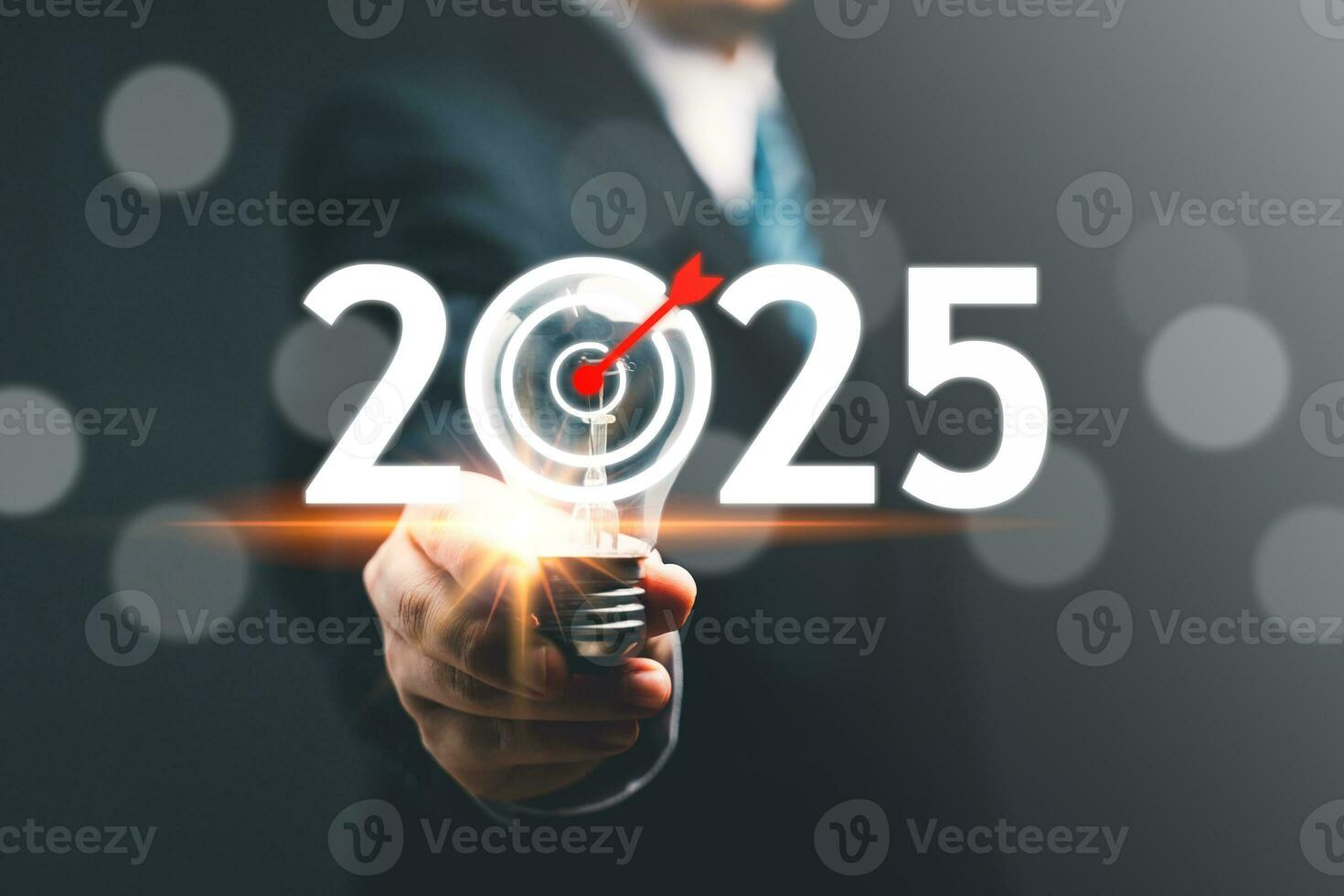 2025 o negócio planejamento, estratégia, criativo, idéia conceito. homem de negocios segurando lâmpada com 2025 o negócio ícone, Novo configuração meta, objetivo, alvo, meta, Novo anos resolução, o negócio marketing. foto