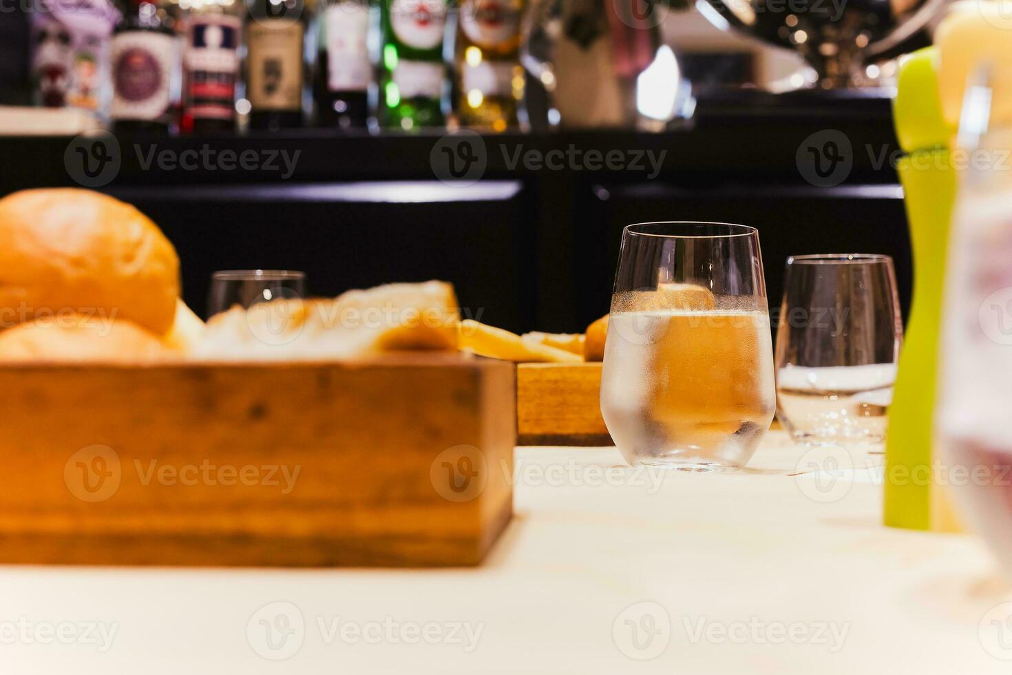 vidro do frio água em jantar mesa dentro restaurante. foto