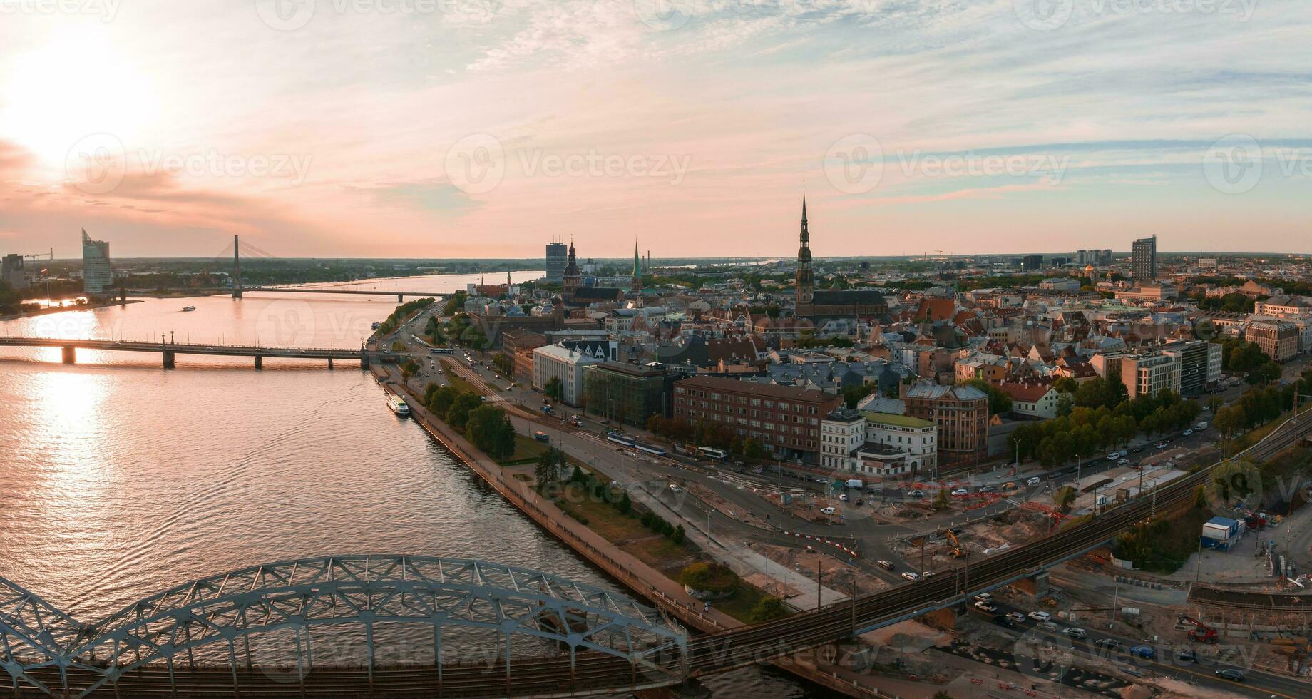 verão pôr do sol dentro riga, Letônia. aéreo Visão do riga, a capital do Letônia às pôr do sol. foto