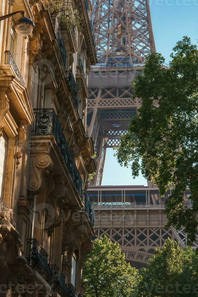 verão dia dentro Paris com eiffel torre Visão foto