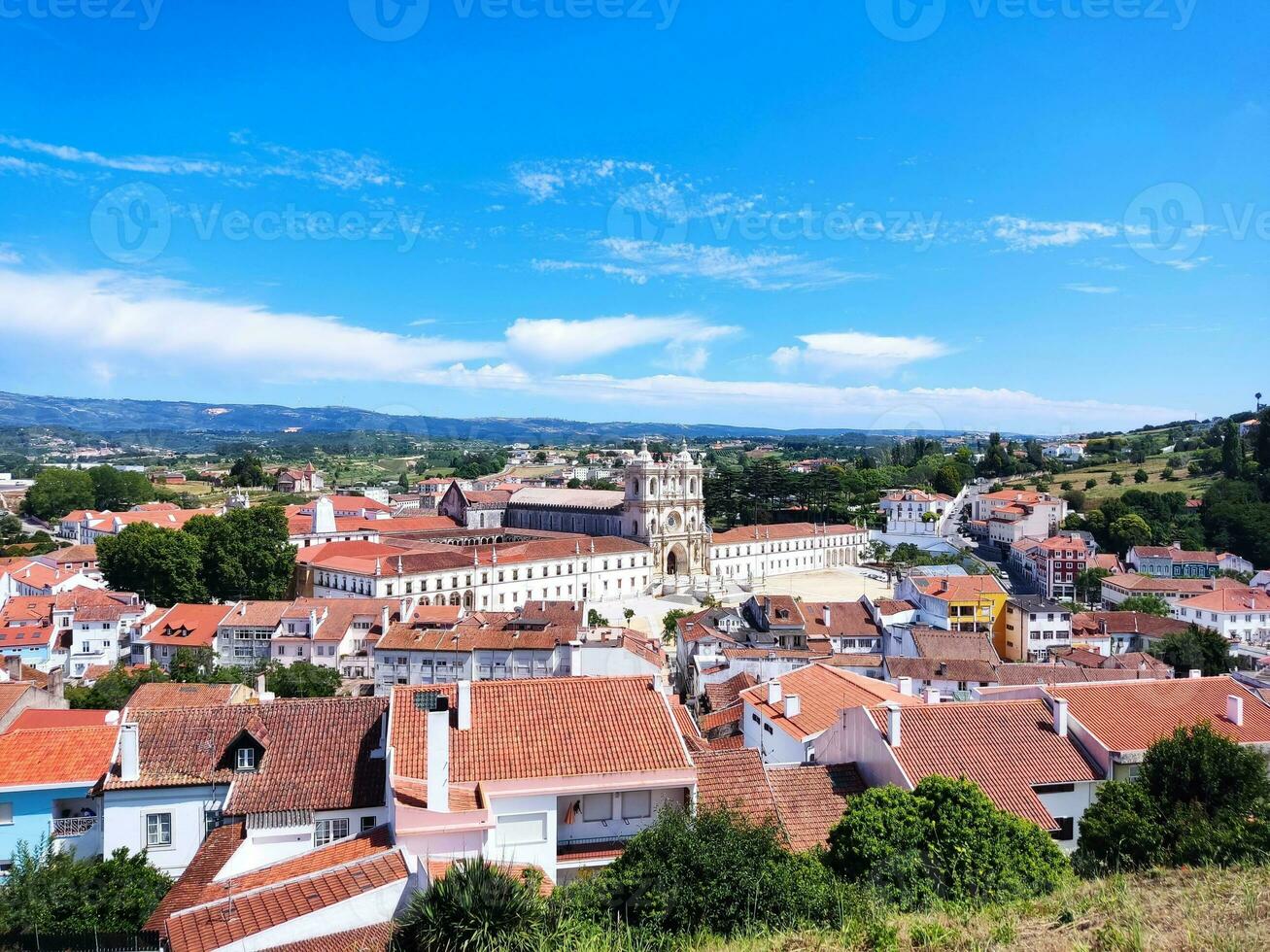 antigo católico mosteiro dentro gótico Português estilo dentro velho Cidade do alcobaça dentro Portugal. foto