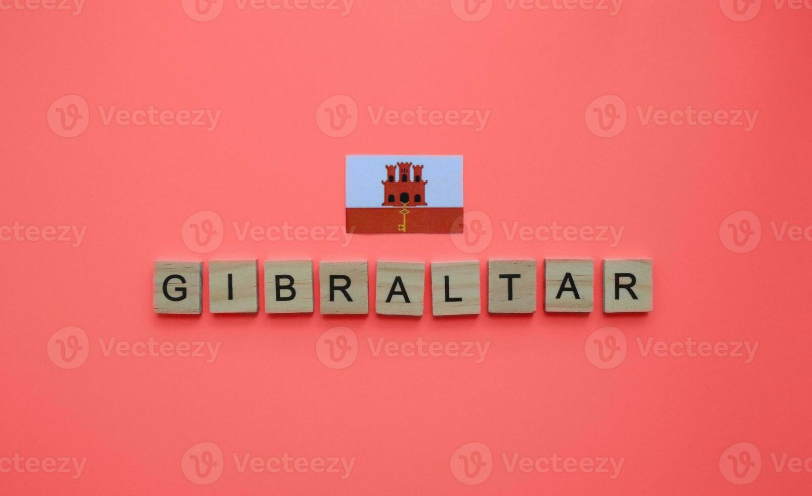 setembro 10, Gibraltar nacional dia, bandeira do Gibraltar, minimalista bandeira com a inscrição dentro de madeira cartas foto