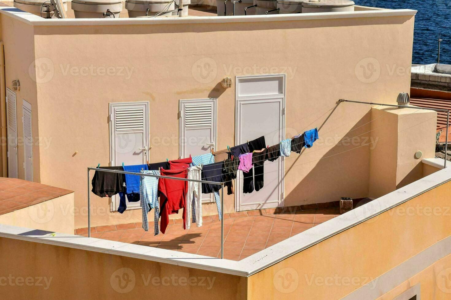 roupas secagem em a cobertura do uma construção foto