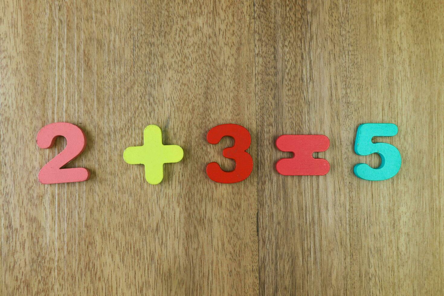 número dois mais três igual cinco, aprender matemática. foto