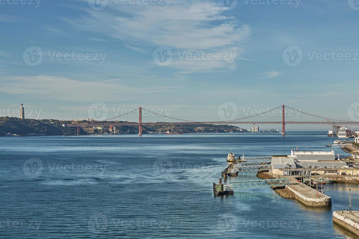 a ponte 25 de abril em lisboa, portugal foto