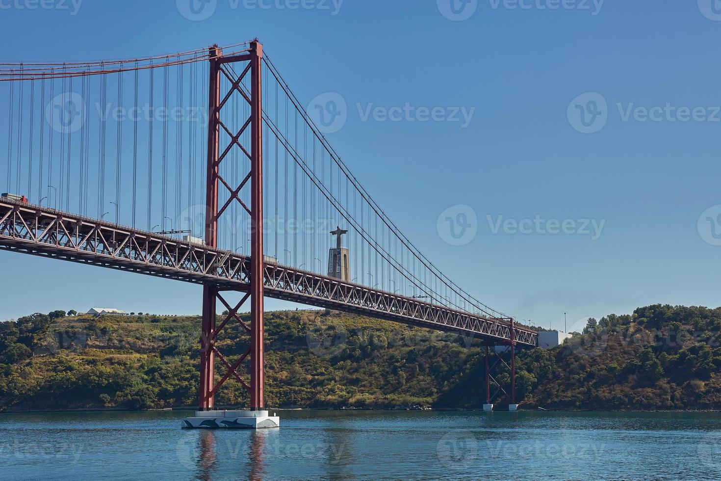 a ponte 25 de abril em lisboa, portugal foto