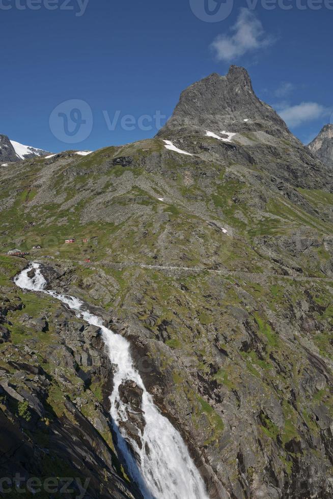 vista do trollstigen ou caminho dos trolls na noruega foto