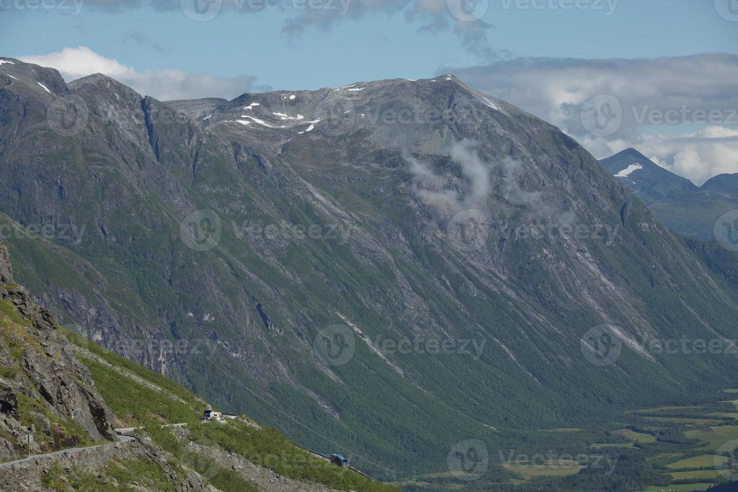 vista do trollstigen ou caminho dos trolls na noruega foto