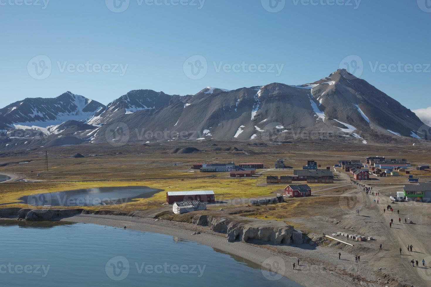 paisagem costeira perto de ny alesund em spitsbergen foto