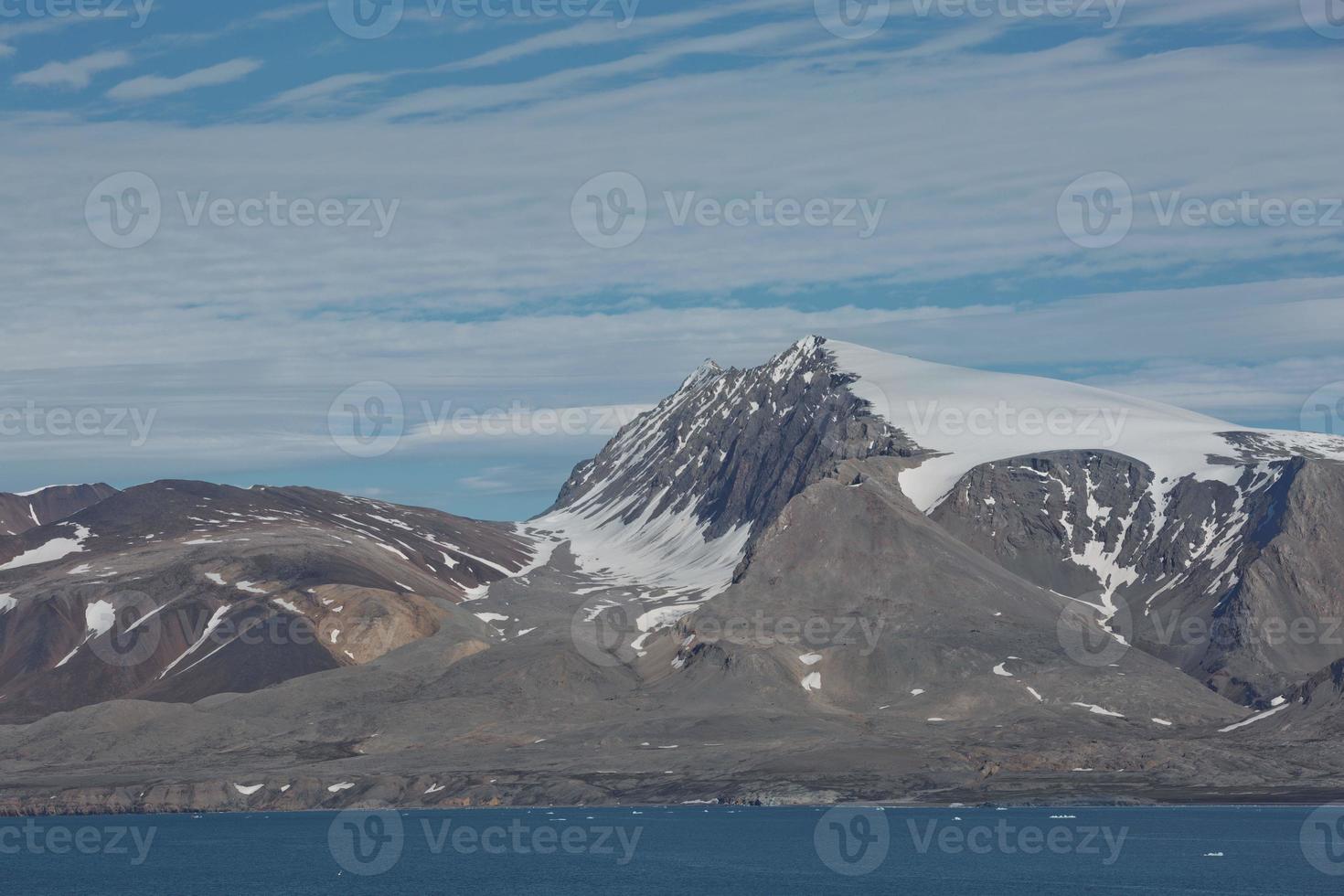 paisagem costeira perto de ny alesund em spitsbergen foto