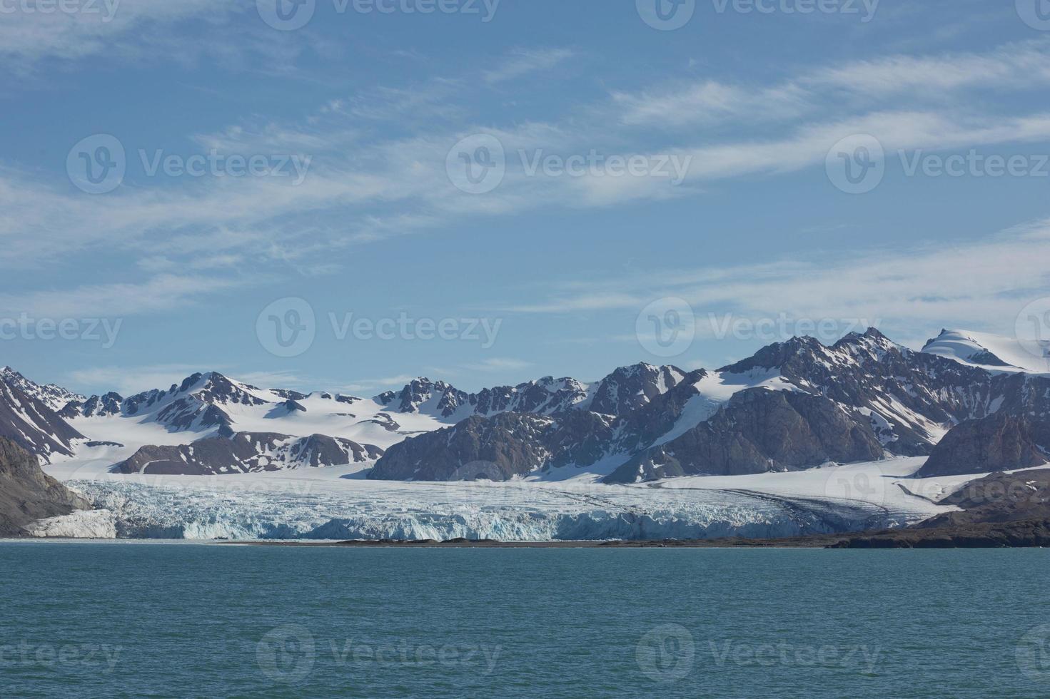 paisagem costeira perto de ny alesund em spitsbergen foto