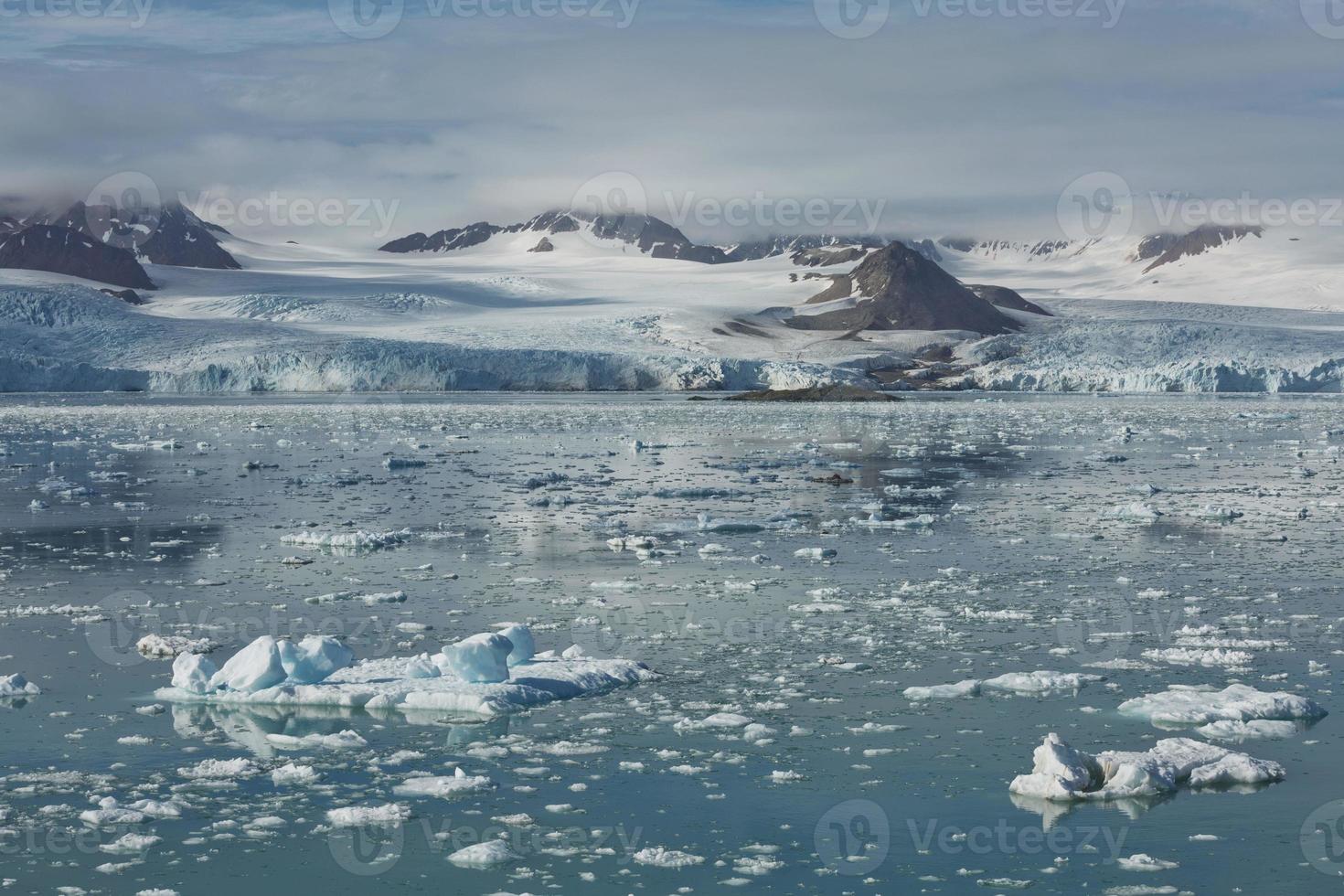 paisagem costeira perto de ny alesund em spitsbergen foto