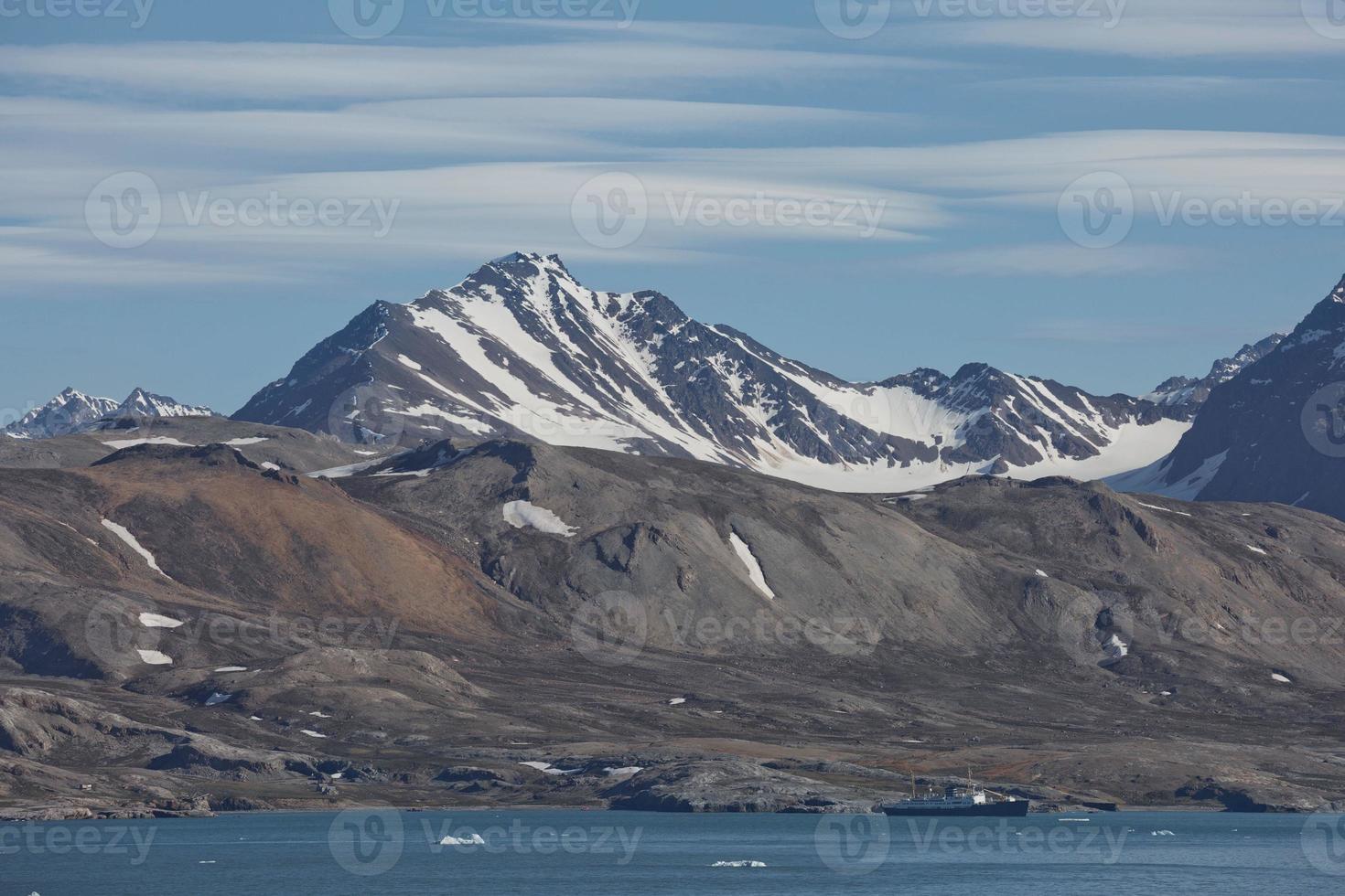 paisagem costeira perto de ny alesund em spitsbergen foto