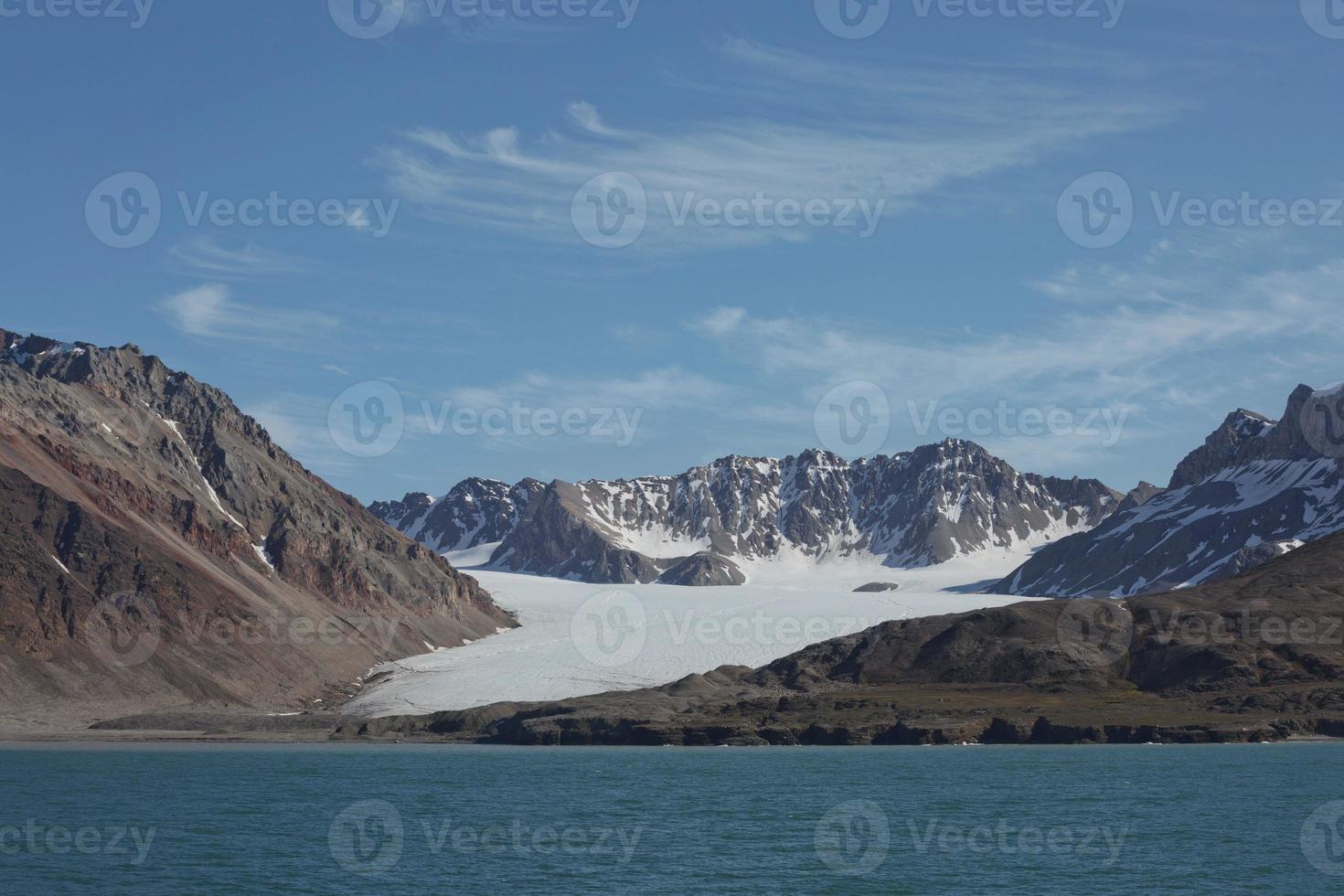 paisagem costeira perto de ny alesund em spitsbergen foto