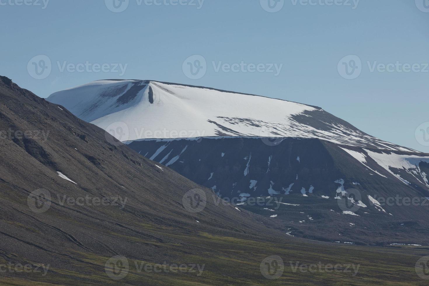 paisagem perto de longyearbyen, spitsbergen, noruega foto