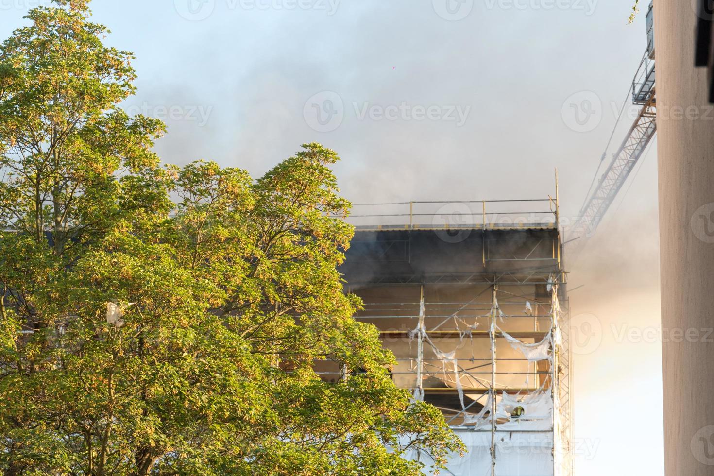 incêndio danifica edifício em construção foto
