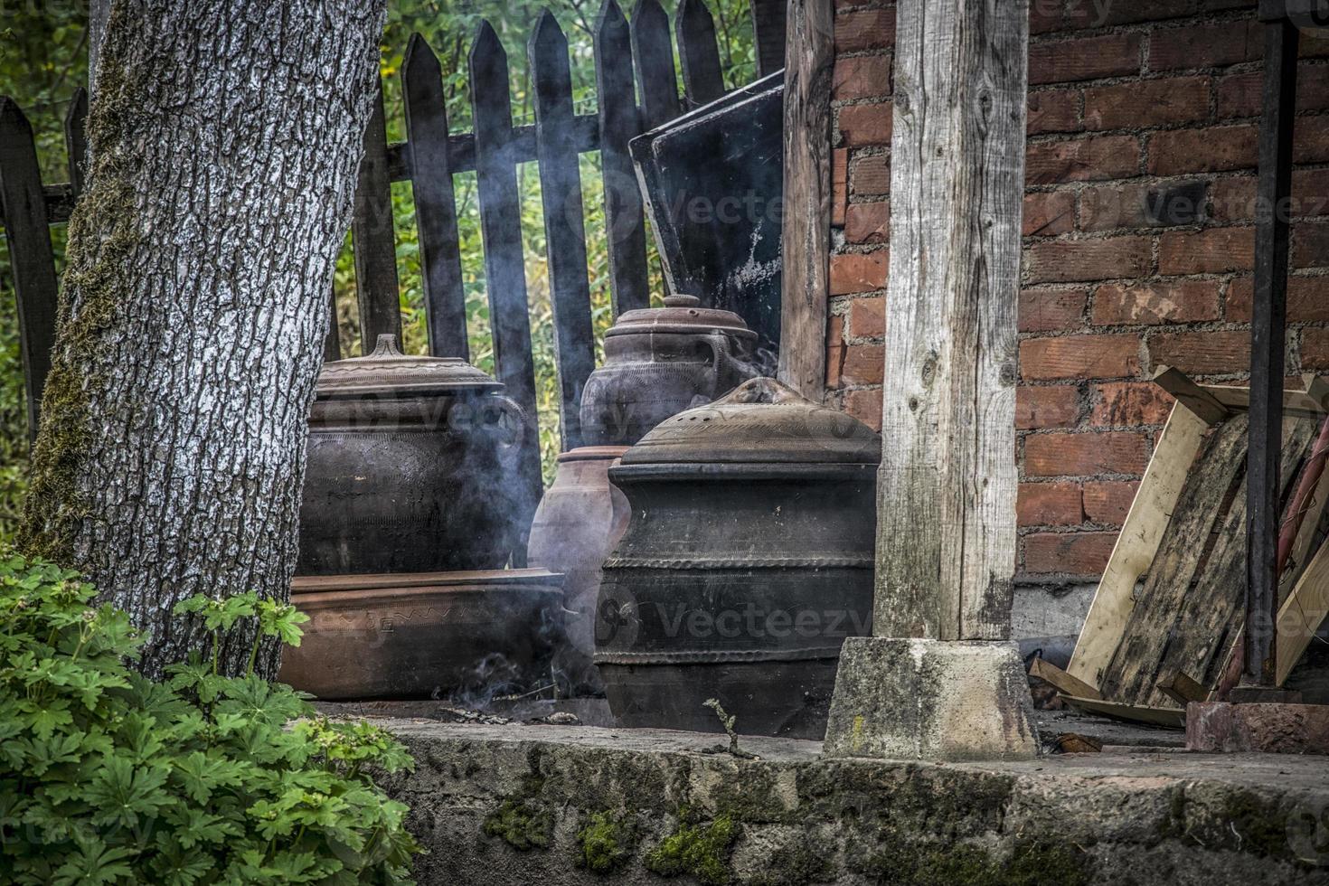 panelas vintage em um quintal foto