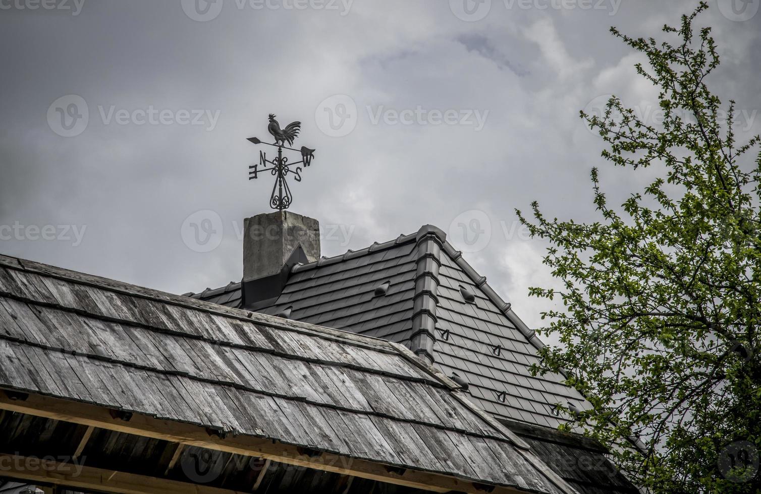 um cata-vento vintage em um telhado de madeira foto
