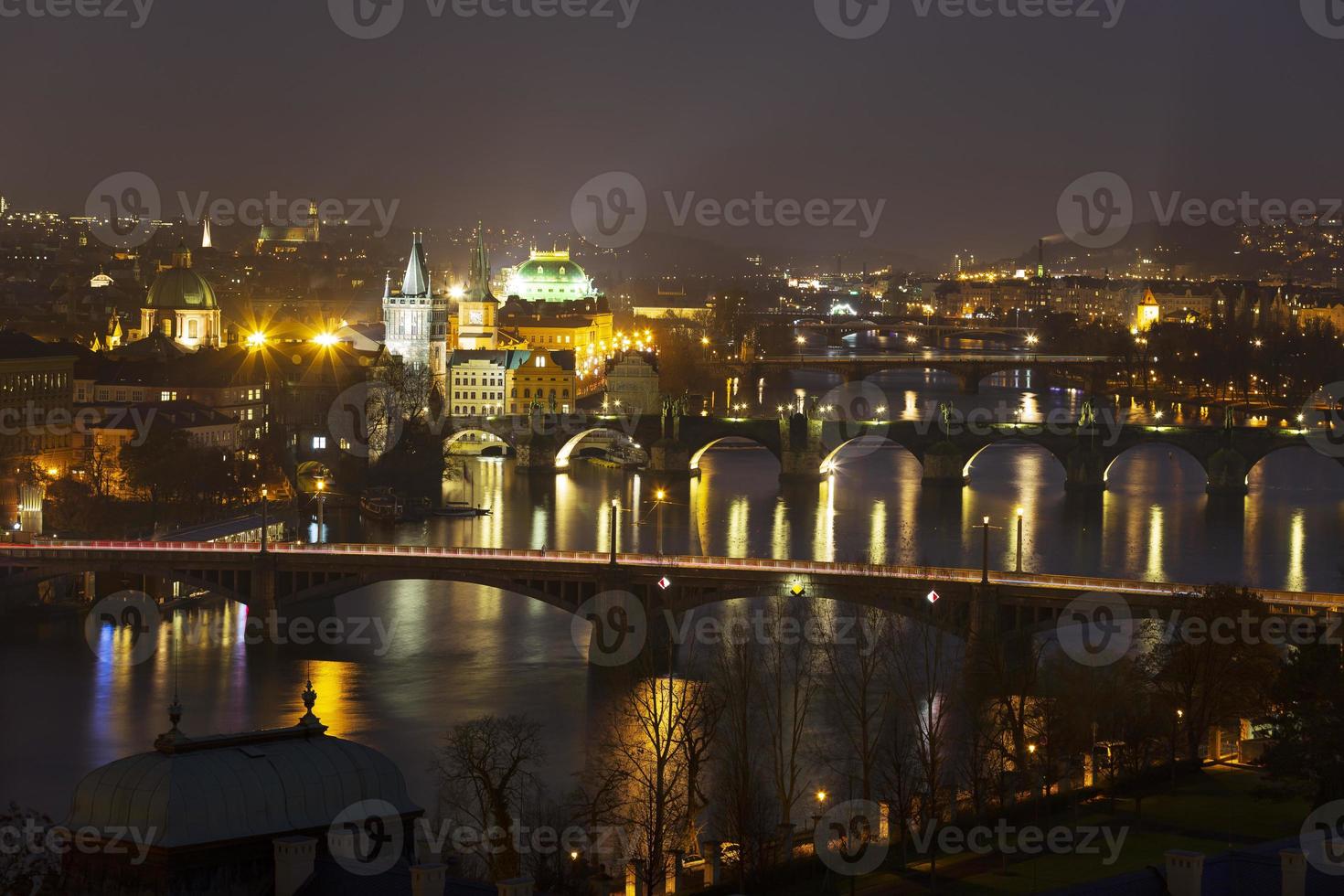 vista de praga à noite foto