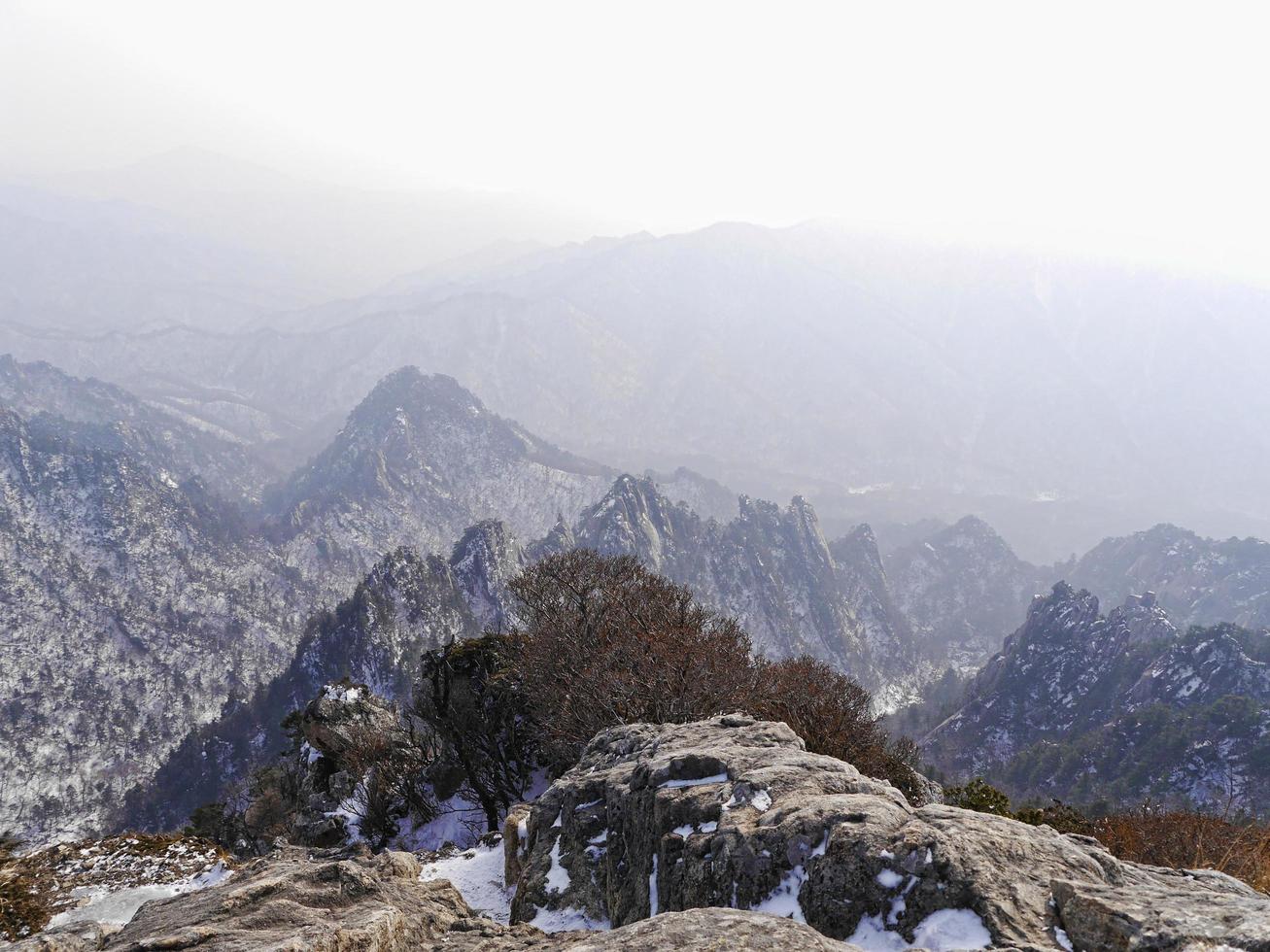 excelente vista para belas montanhas seoraksan. Coreia do Sul foto