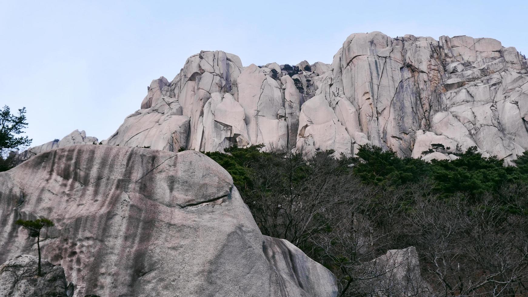 vista para a grande rocha ulsanbawi no parque nacional de seoraksan. Coreia do Sul foto