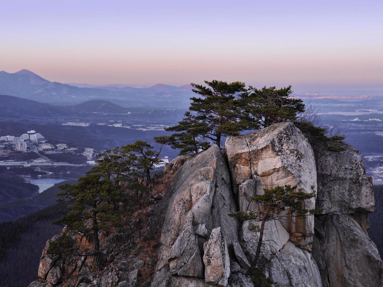 paisagem nas montanhas coreanas no parque nacional de seoraksan foto