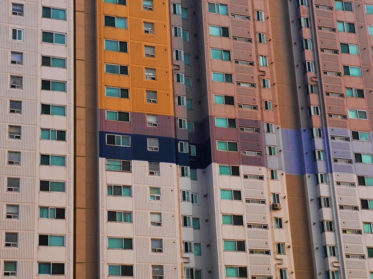 a fachada de um grande edifício na cidade de incheon. Coreia do Sul foto