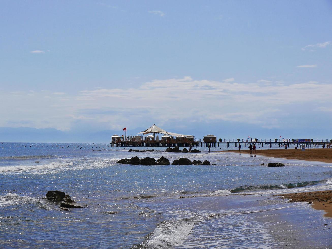 restaurante na água na cidade de antalya, turquia foto