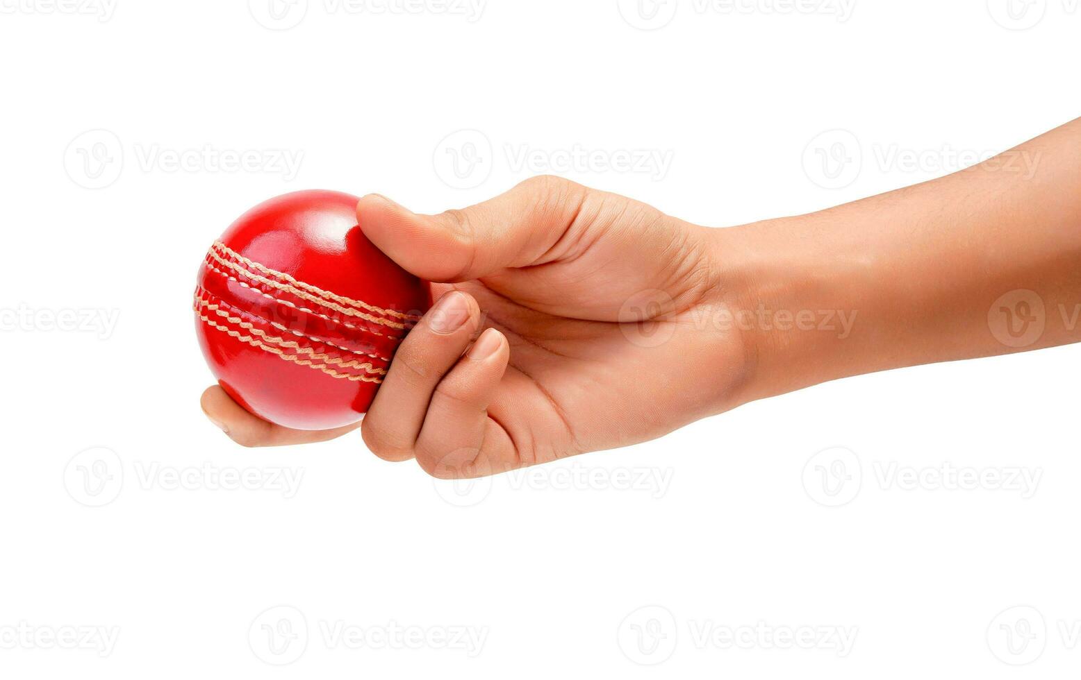 uma masculino mão segurando uma vermelho teste Combine couro ponto Grilo bola fechar-se cenário branco fundo foto