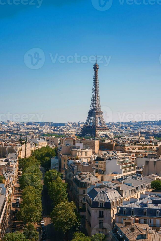 eiffel torre em uma ensolarado dia dentro Paris foto