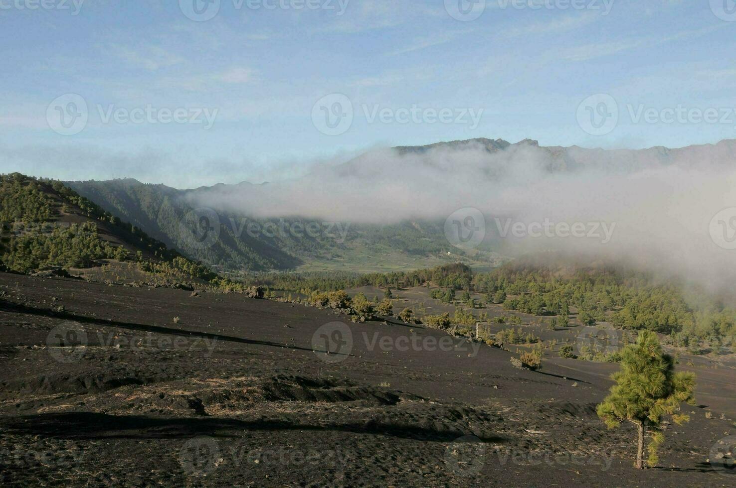 uma Visão do a vulcão a partir de a topo do uma montanha foto