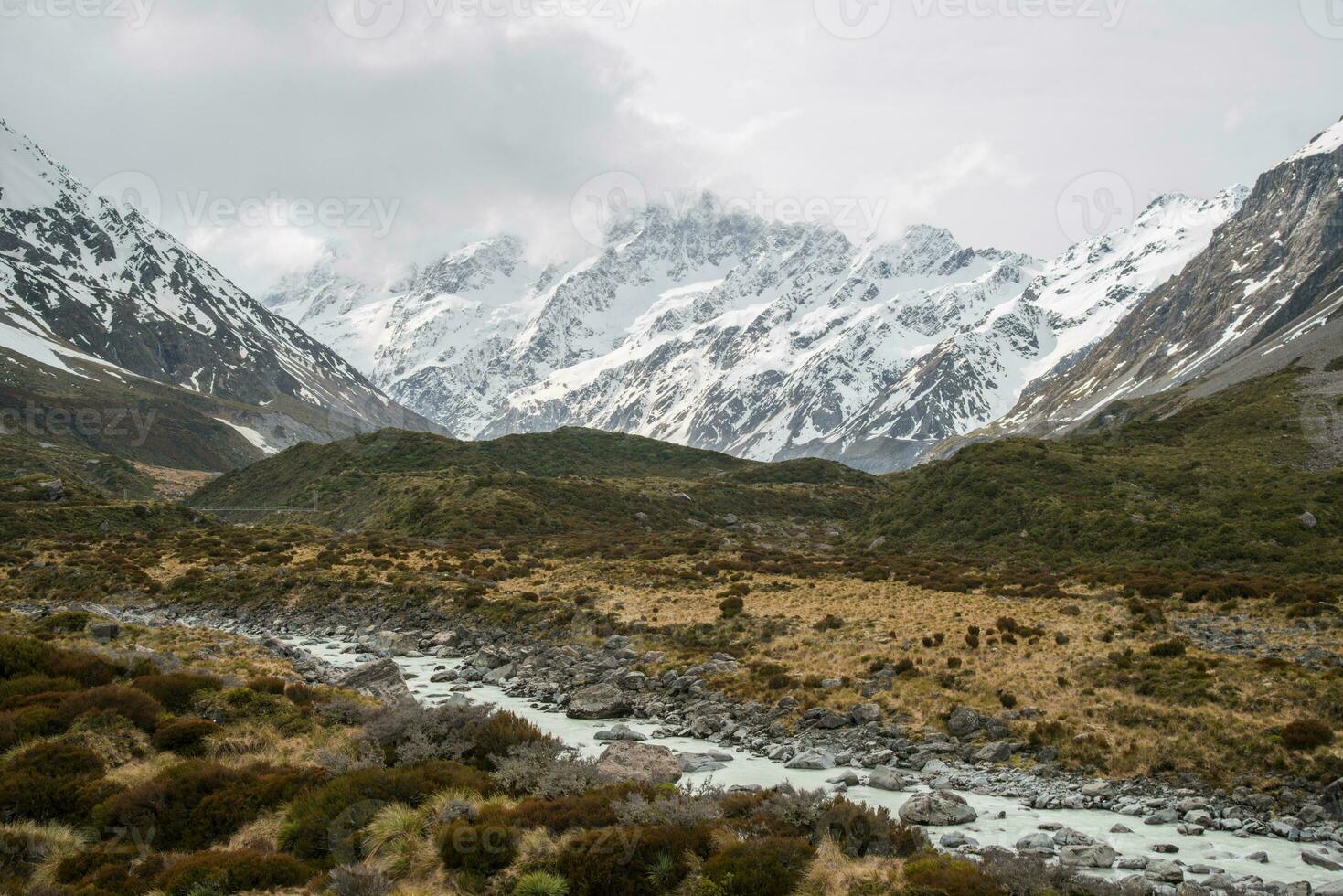 a lindo panorama do prostituta vale faixas dentro aoraki montar cozinhar, sul ilha, Novo zelândia. a Altíssima montanhas dentro Novo zelândia. foto