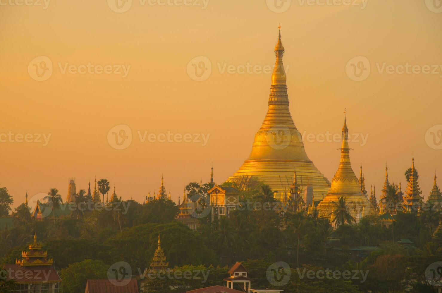 pagode shwedagon durante o nascer do sol no distrito de yangon de myanmar. foto